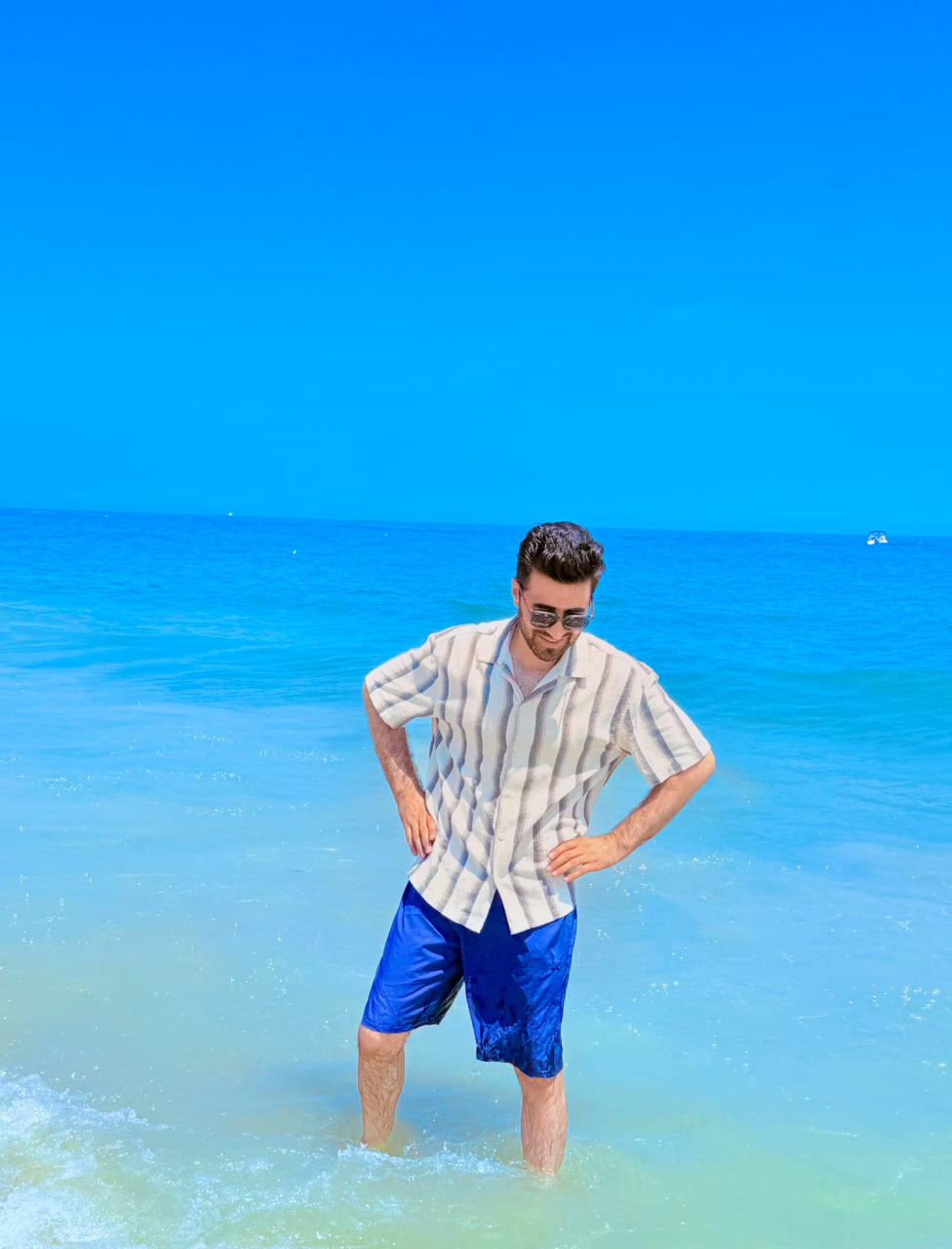 Ruhige, klare Wasseroberfläche in Blau- und Silbertönen als Sinnbild für Reinheit und Ausgewogenheit